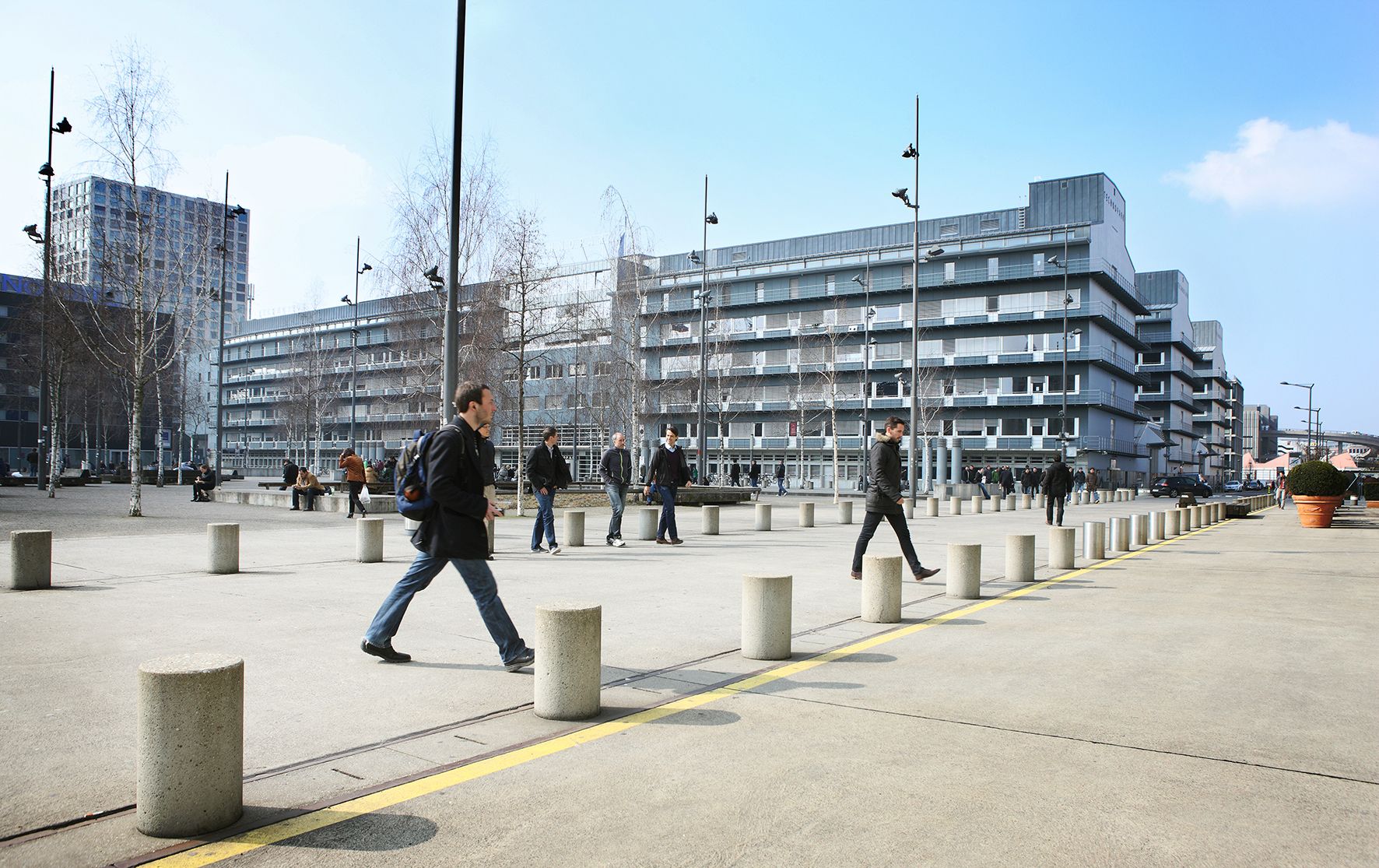 People crossing the plaza in front of the Technopark Zürich building